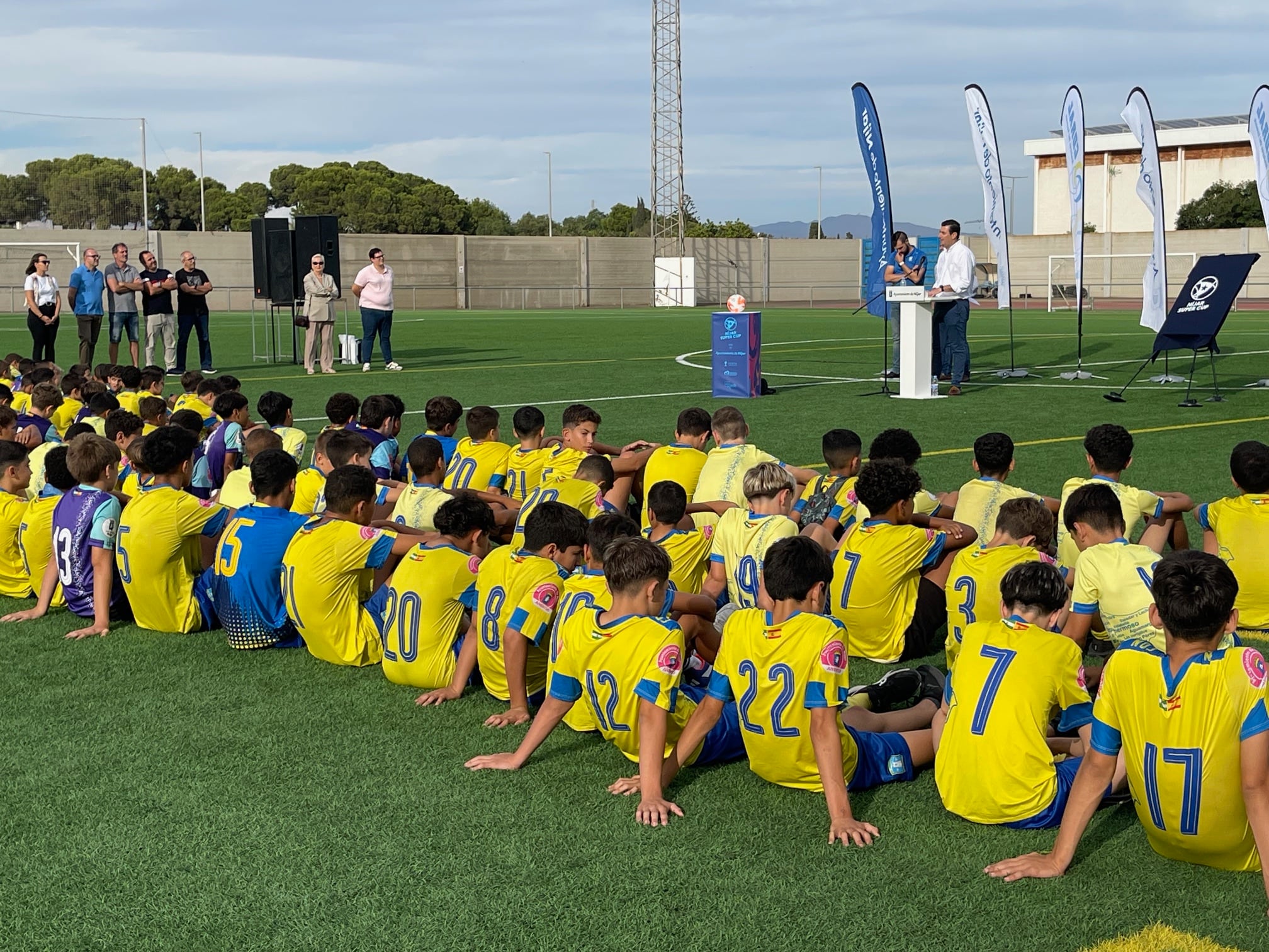 La presentación de la Níjar Cup ante los jugadores del Comarca de Níjar.