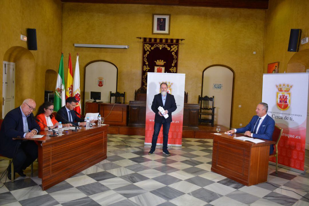 Juan Carlos Ruiz Boix, en una entrevista con periodistas de la comarca este lunes en San Roque.