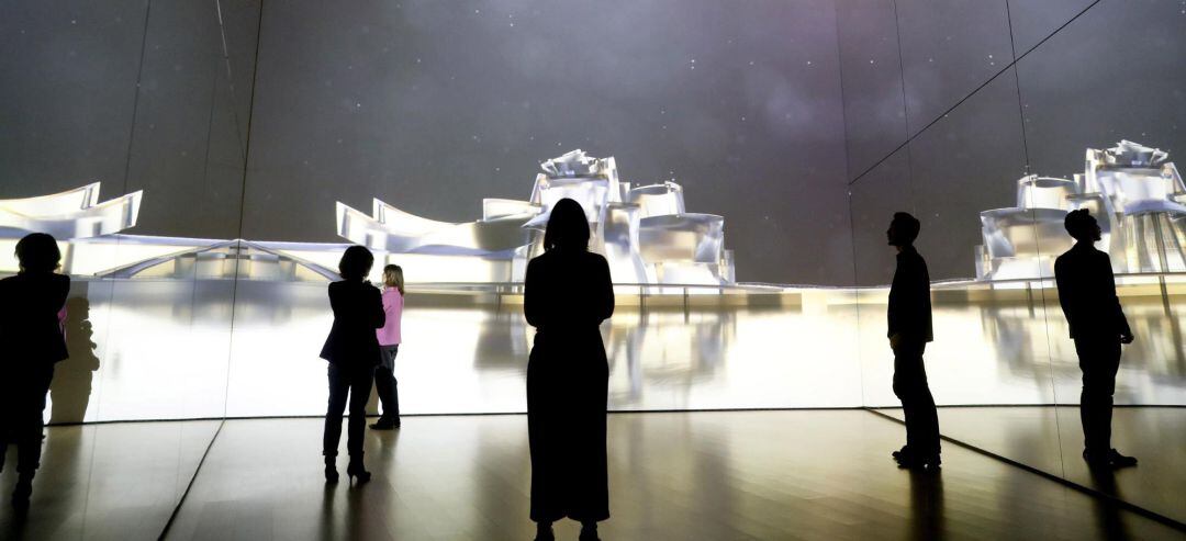 Varias personas observan un video de acercamiento sensorial sobre la historia del Museo tras la reforma de la sala ZERO en el Museo Guggenheim Bilbao