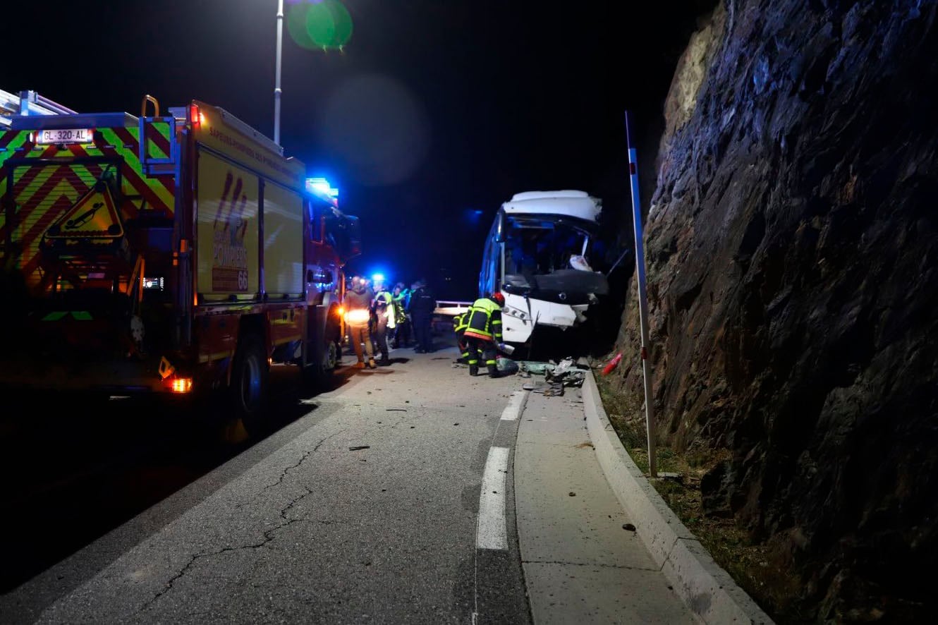 Al menos dos personas resultaron muertas, otras siete heridas de gravedad y otra se encuentra desaparecida en el accidente de un autobús español que tuvo lugar este domingo en una carretera de montaña en el departamento de Pirineos Orientales, en el sur del Francia.