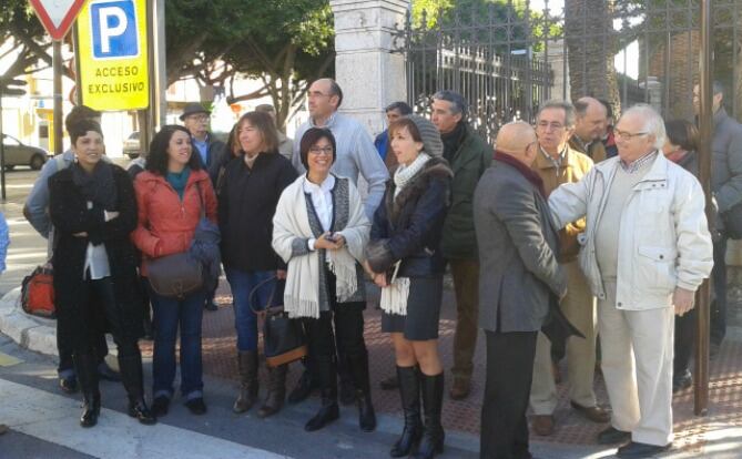 Representantes de los colectivos convocantes de la movilización contra la tarifa del agua esta mañana frente a EMASA