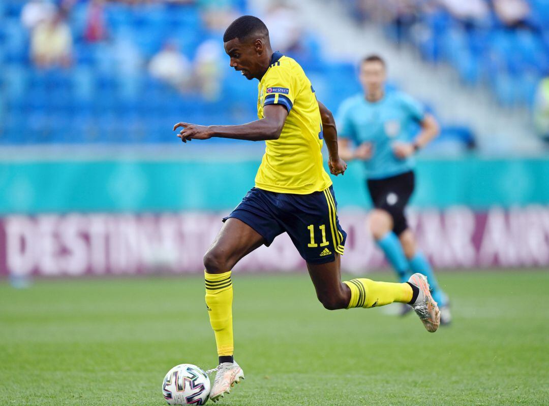 Isak conduce un balón contra Eslovaquia en la Eurocopa