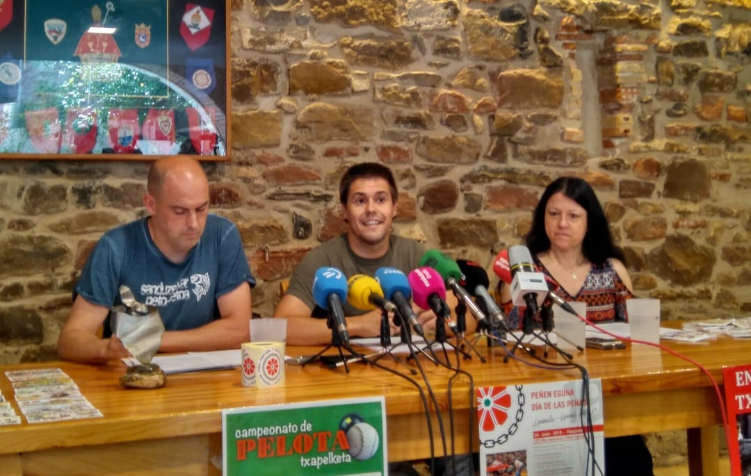 Daniel Salinas, Imanol Azkona y Koldobi Osta, miembros de la Federación de Peñas, presentan los diseños de las pancartas de las peñas de Pamplona
