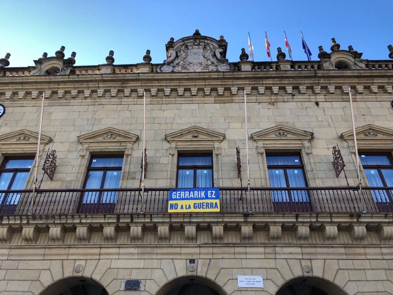 La bandera ucraniana en el balcón del Ayuntamiento de Irun con el lema &quot;no a la guerra&quot;