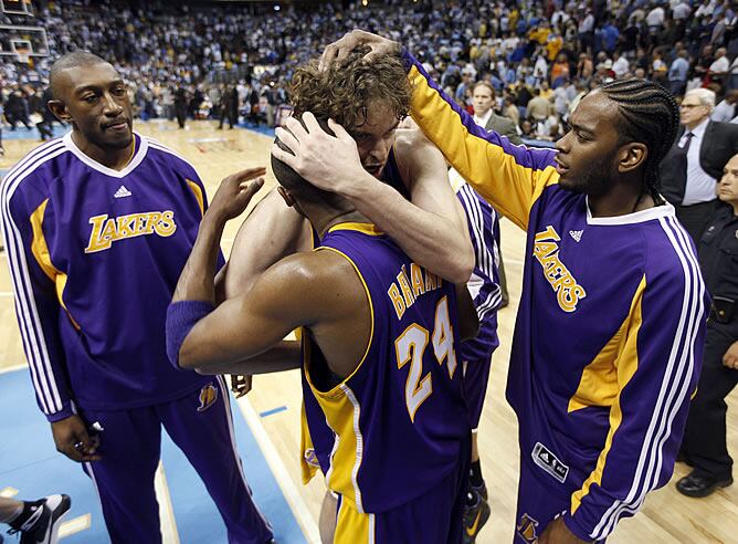 Gasol felcita a Bryant tras la victoria