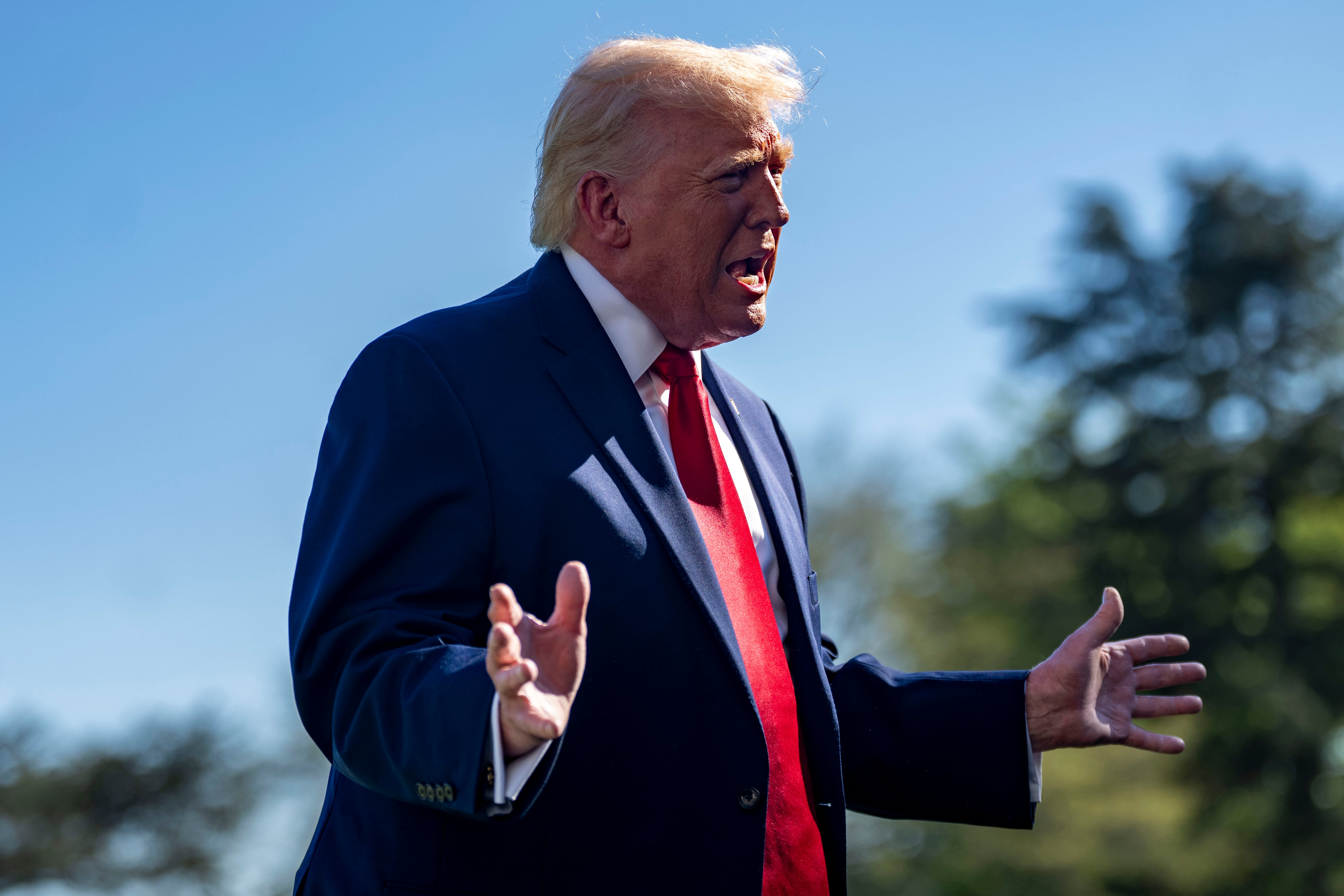 Trump amenaza con "destruir inmediatamente" buques iraníes tras el inicio de su bloqueo naval en Ormuz