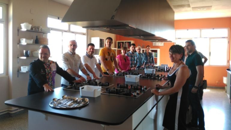 Jesús De Pablo, Roberto Pérez (Dtor. Educación), Andoni Lacarra (alcalde Olite) y Alejandro Antoñanazas(Pte Consorcio Zona Media) junto a los invitados a la presentación de la Escuela de cocina