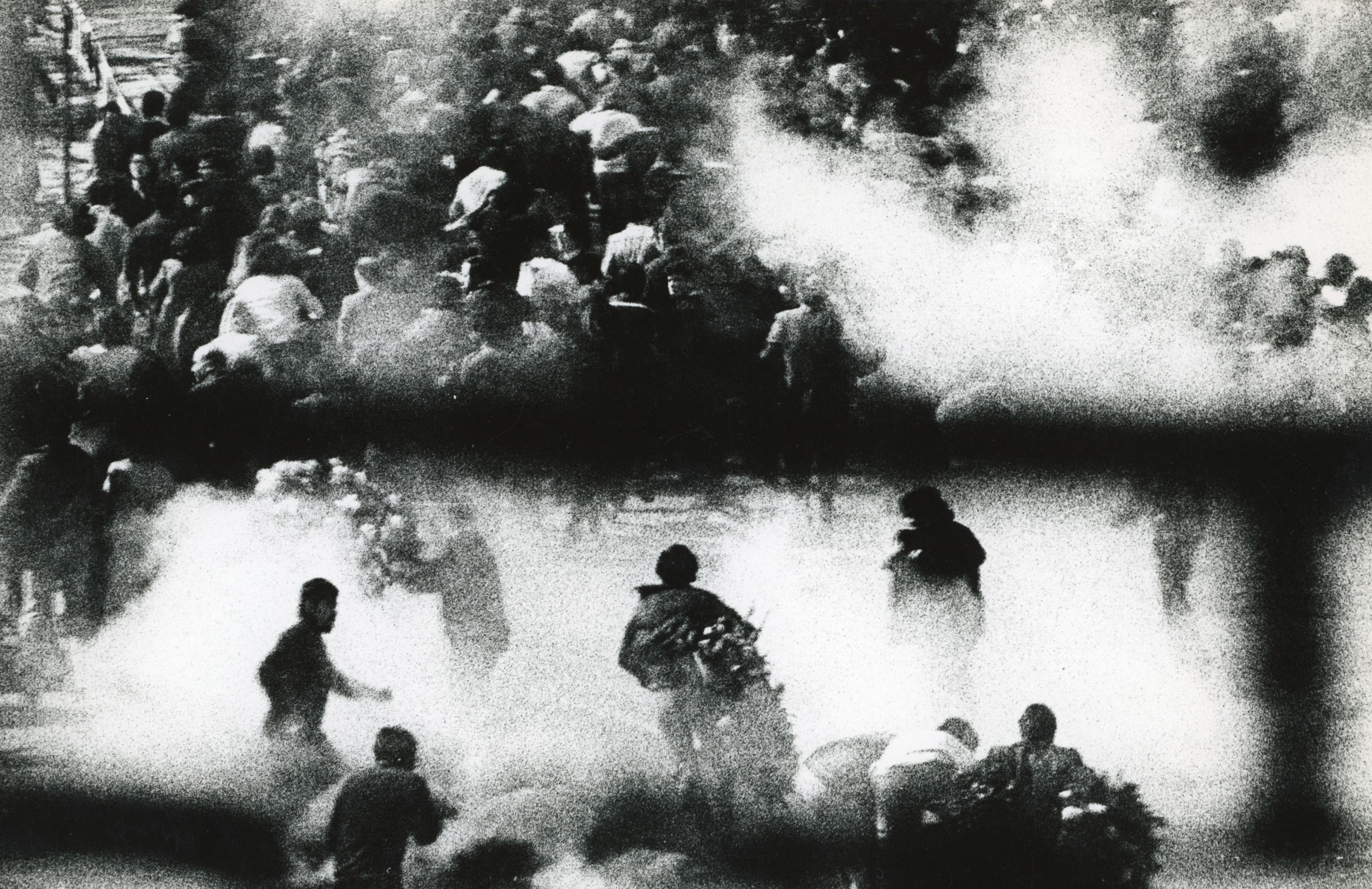 Botes de humo sobre la masa obrera / marzo 1977 / Antonio Guallar / Fundación Sancho El Sabio