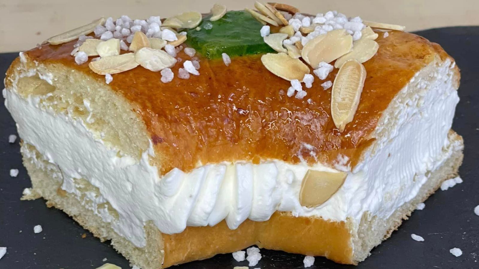 Roscón de Reyes relleno de nata de la pastelería Lara, ubicada en Magán (Toledo)