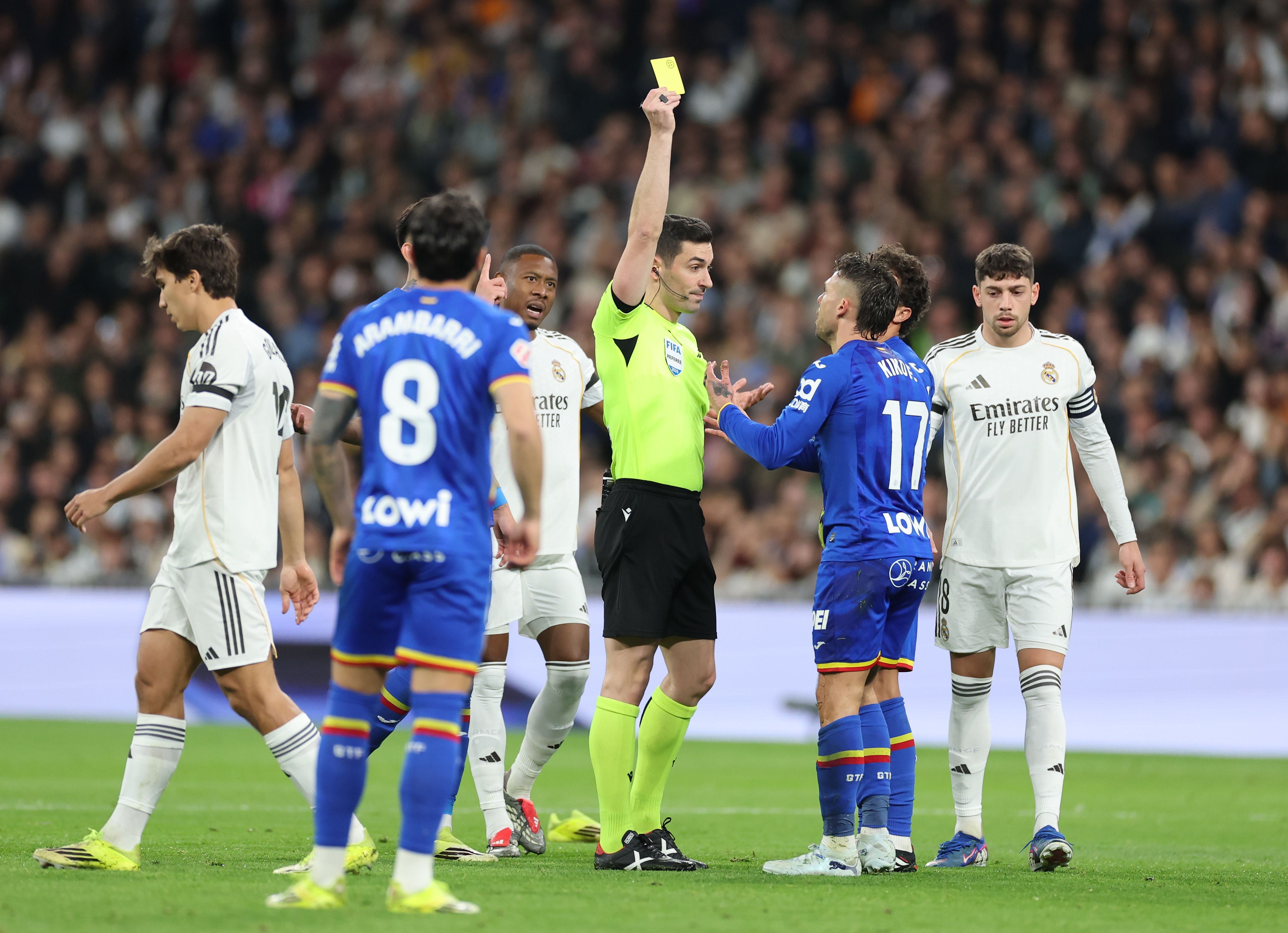 Alejandro Muñiz Ruiz enseña tarjeta a Kiko Femenía