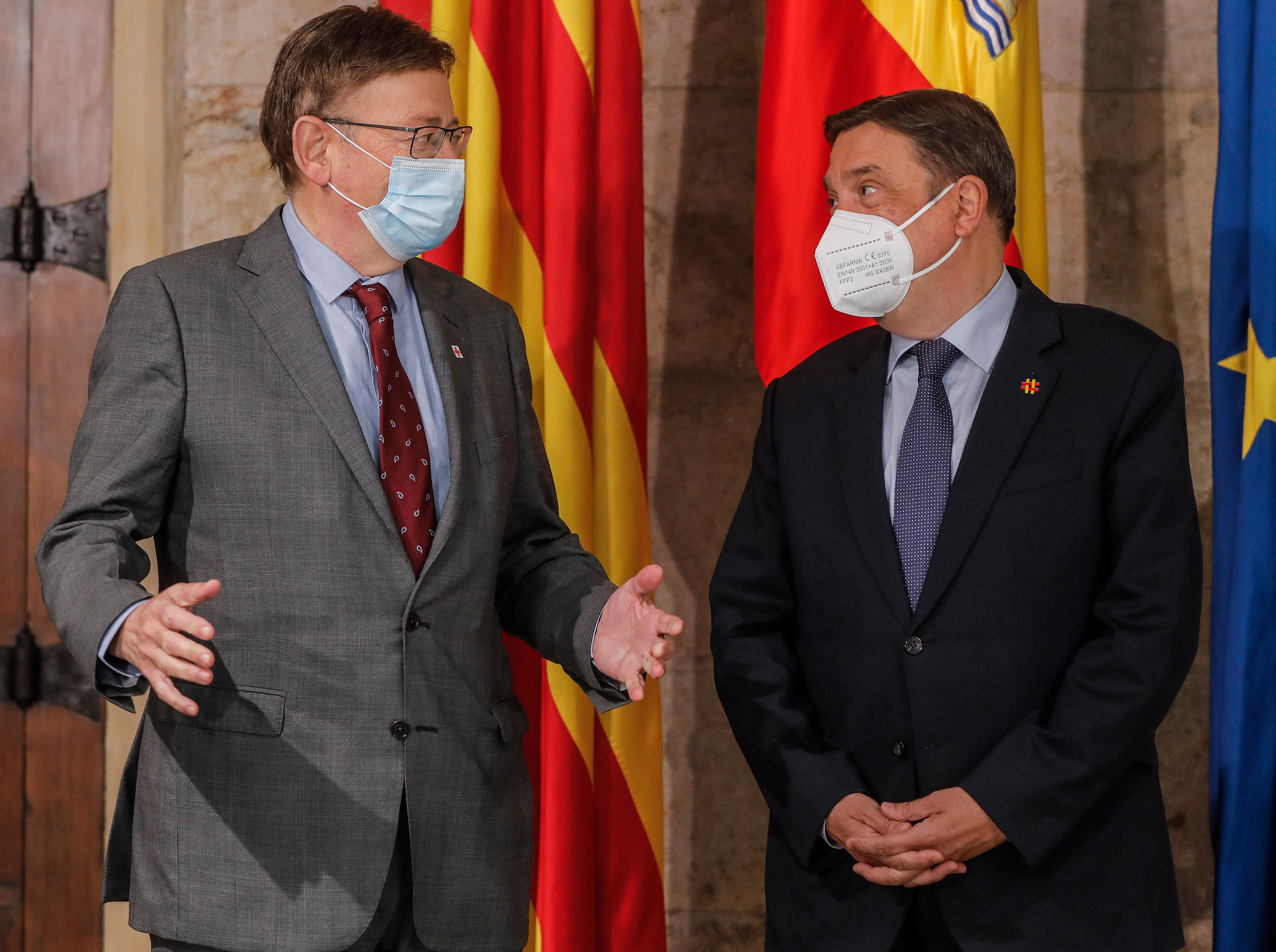 El president de la Generalitat, Ximo Puig, junto al ministro de Agricultura, Luis Planas, en una imagen de archivo.