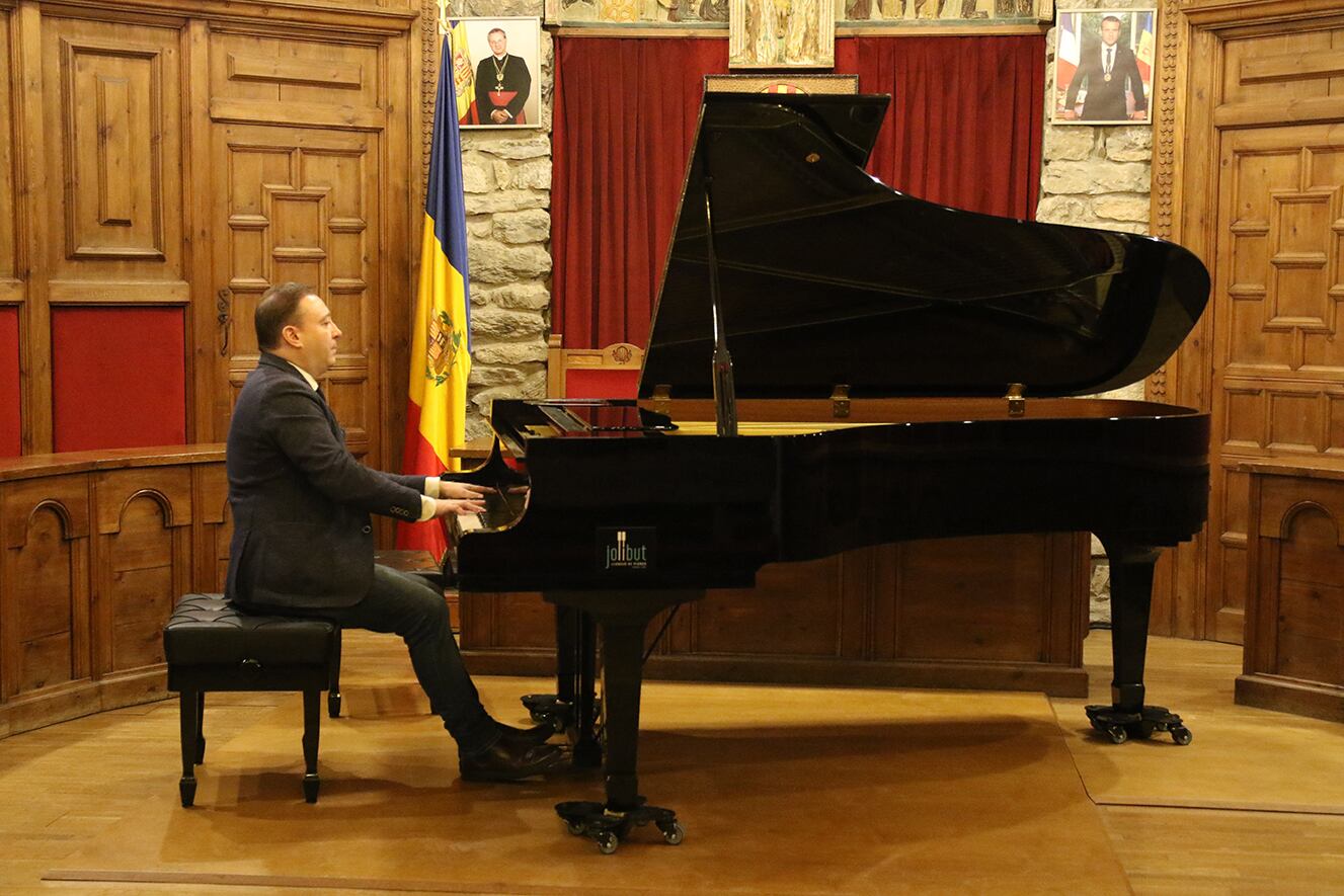 El director artístic del Gran Premi Musical Lauredià, Federico Gianello, a la sala on es durà a terme el concurs.