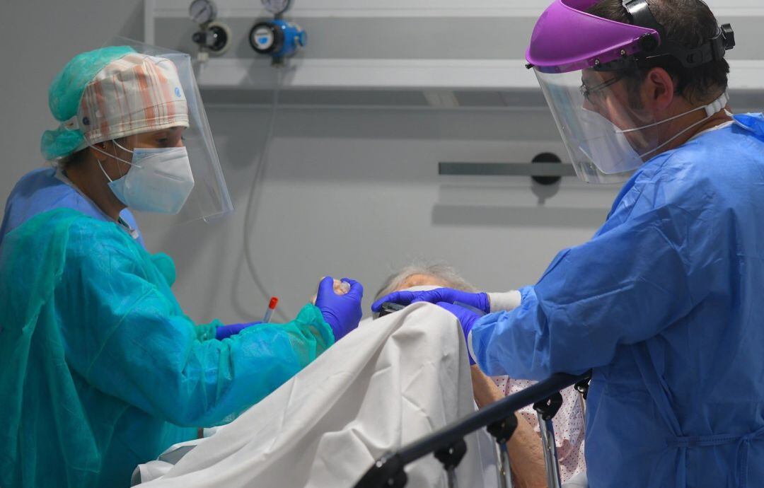 Profesionales sanitarios atienden a un paciente.