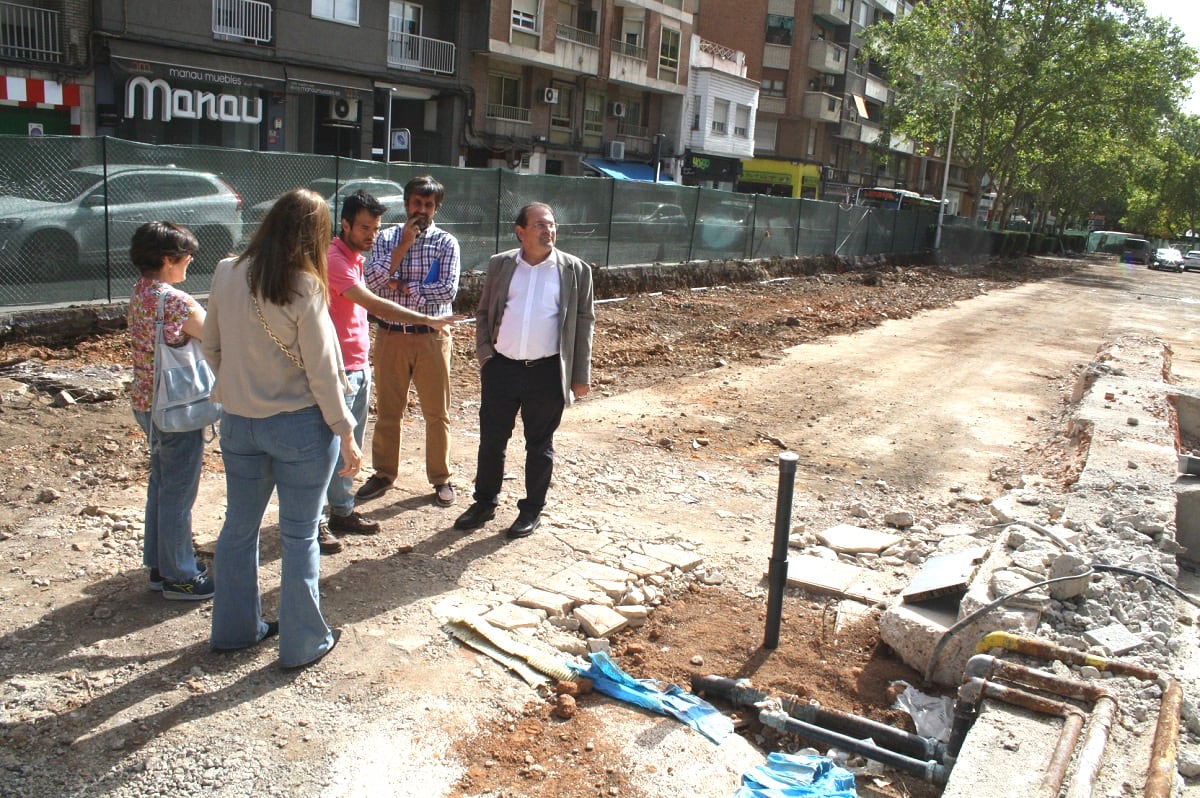 Autoridades y técnicos visitando las obras del Paseo San Gregorio