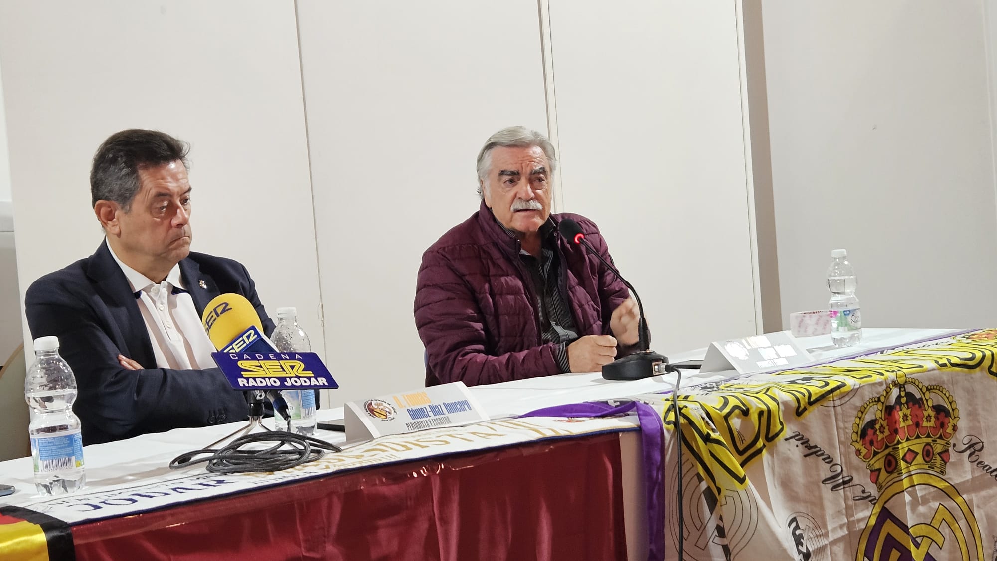 Intervención de Antonio Oliver, junto a Tomás Roncero