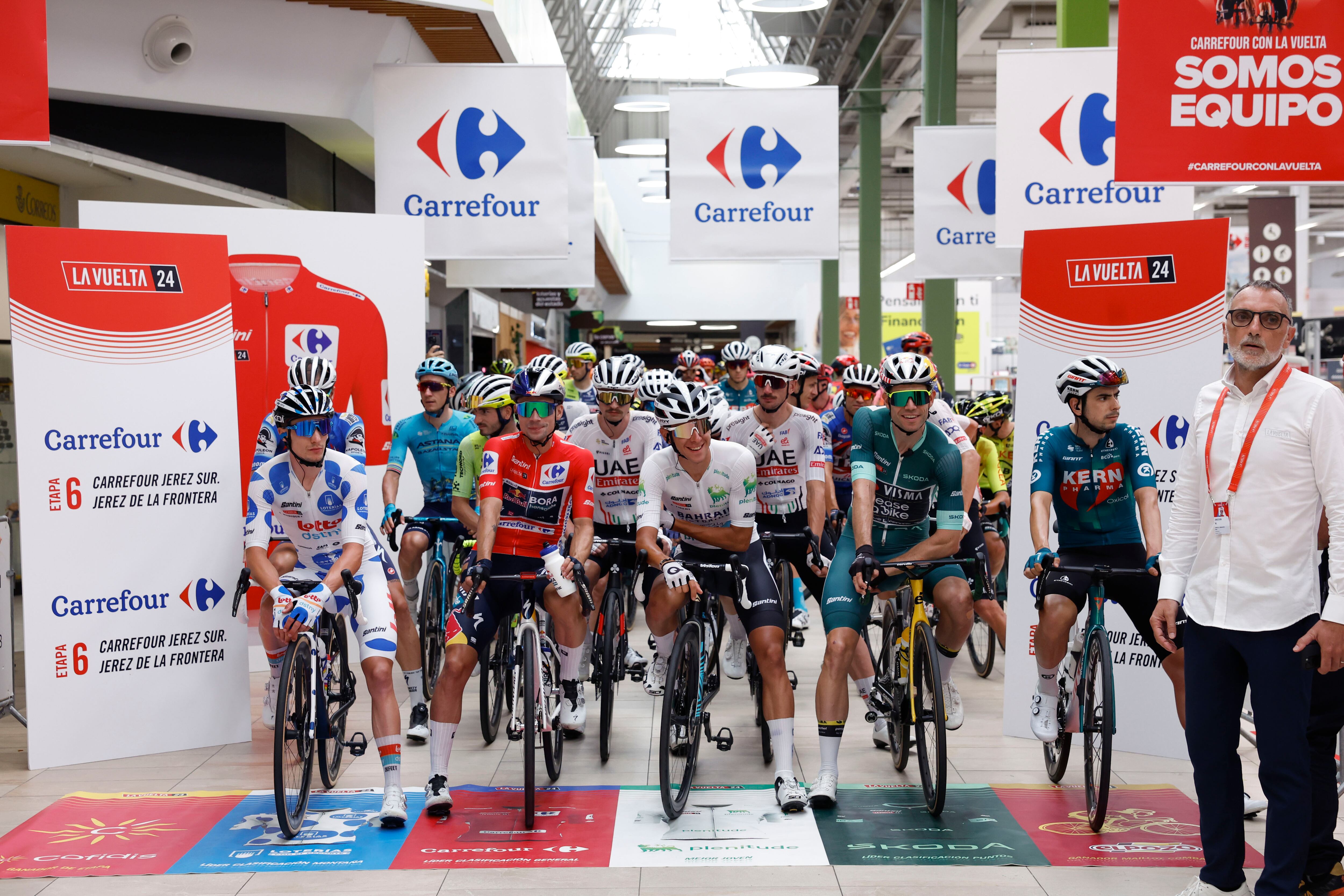 Los ciclistas momentos antes de tomar la salida de la sexta etapa, que ha arrancado desde el interior de un centro comercial, que transcurre este jueves entre la localidad gaditana de Jerez de la Frontera y la malagueña Yunquera, con 185,5 kilómetros de recorrido. EFE/Javier Lizón