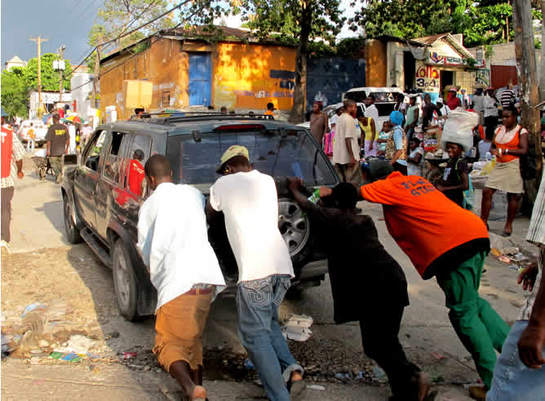 Muchos vehículos se quedan sin combustible debido al desabastecimiento en las gasolineras de Puerto Príncipe