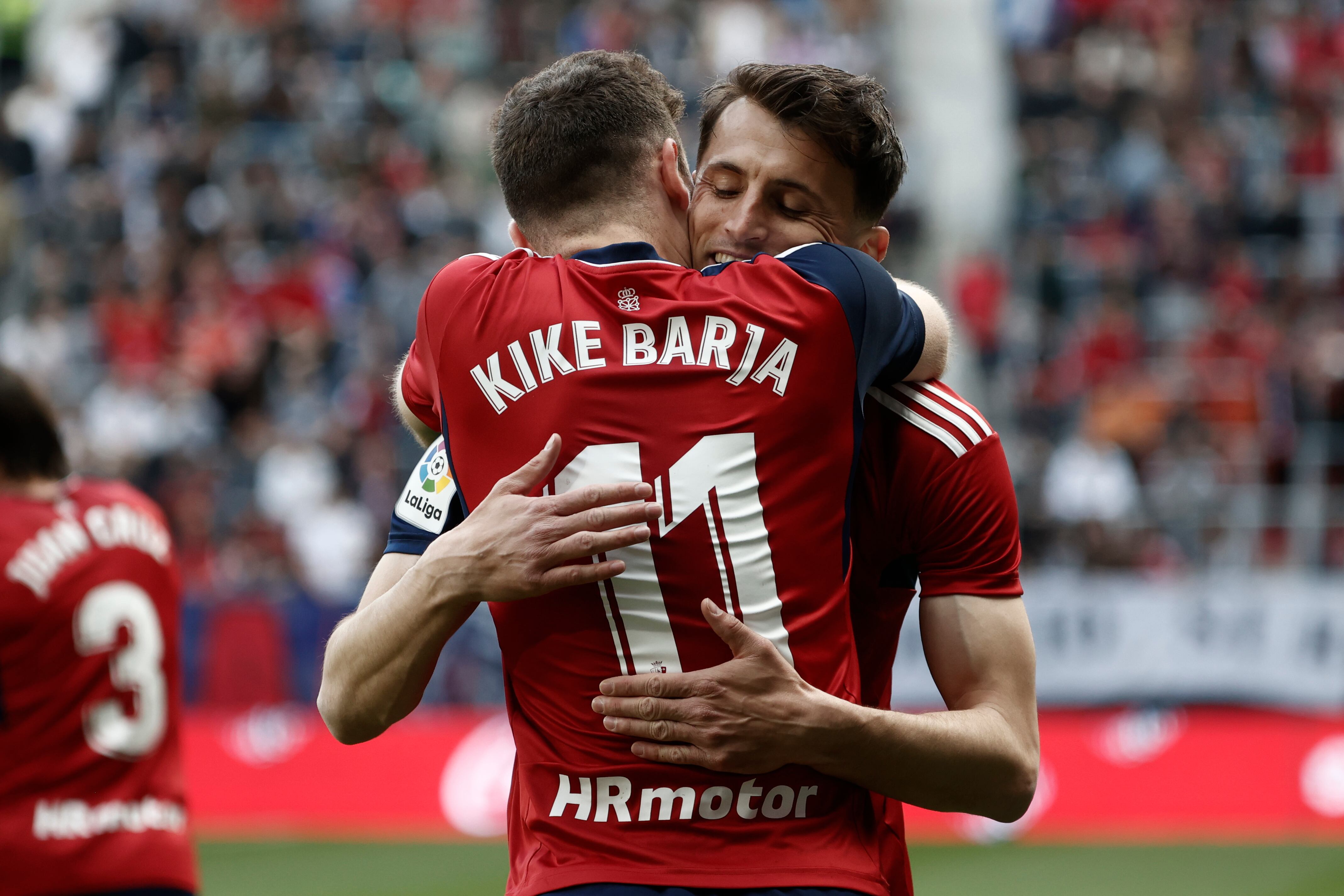 El delantero croata de Osasuna, Ante Budimir celebra su segundo tanto ante el Real Betis con Barja durante el partido correspondiente a la jornada 30 de La Liga disputado en El Sadar de Pamplona