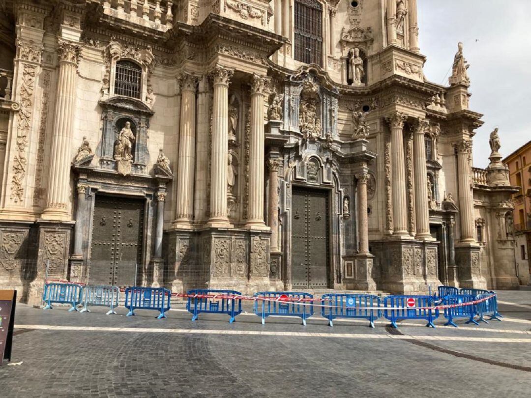 Acordonan parte de la plaza del Cardenal Belluga (Murcia)