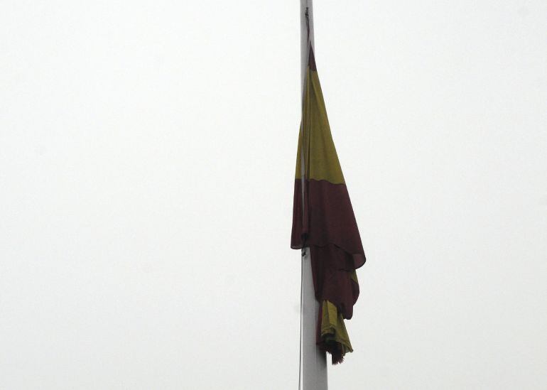 Bandera a media asta por el policía leones Isidro Gabino San Martín, fallecido en el atentado de ayer en Kabul (Afganistán).