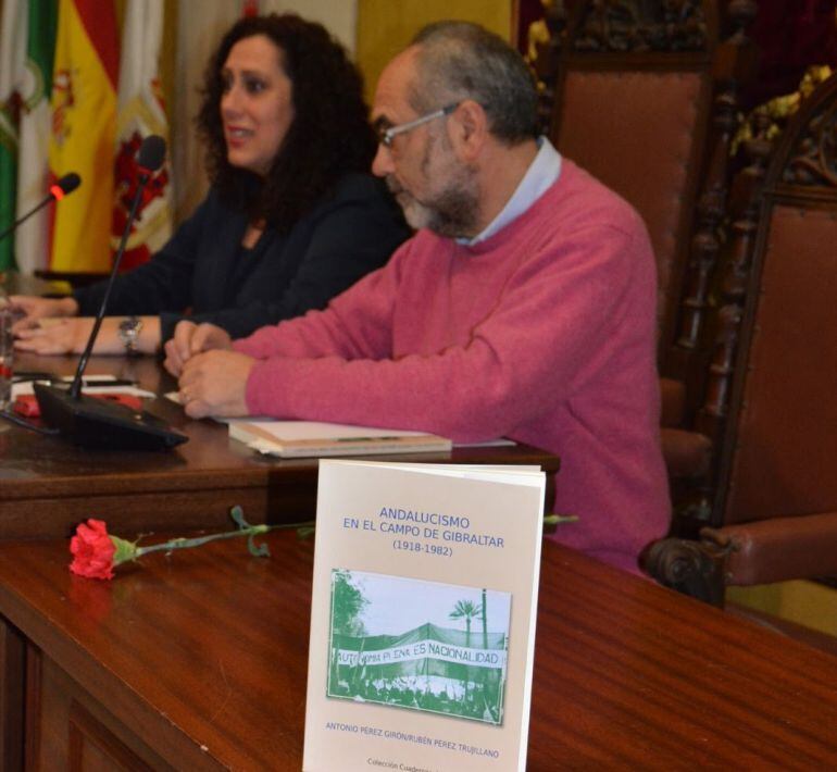 Antonio Pérez Girón junto a la concejal de cultura del Ayuntamiento de San Roque, Dolores Marchena, en la presentación de su libro.