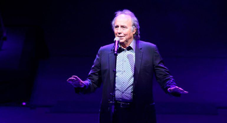 Serrat, en un concierto.