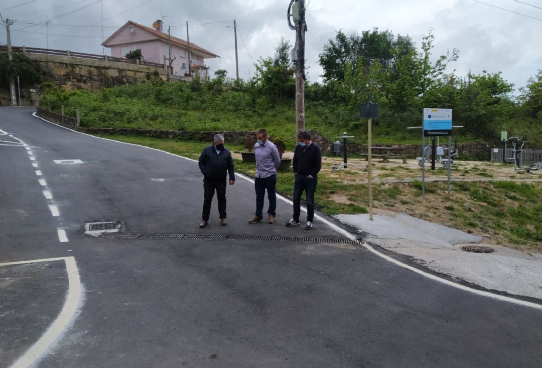 El alcalde de Baiona, Carlos Gómez (derecha), visitando las obras de mejora en el camino de Fonteloureira en la parroquia de Belesar.