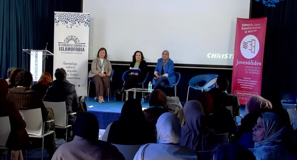 Marlis González, a la izquierda, junto con otras ponentes del III Congreso contra la Islamofobia celebrado en Casa Mediterráneo