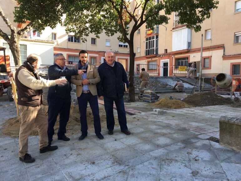 El delegado municipal de Infraestructuras visita las obras de la barriada de La Alegría