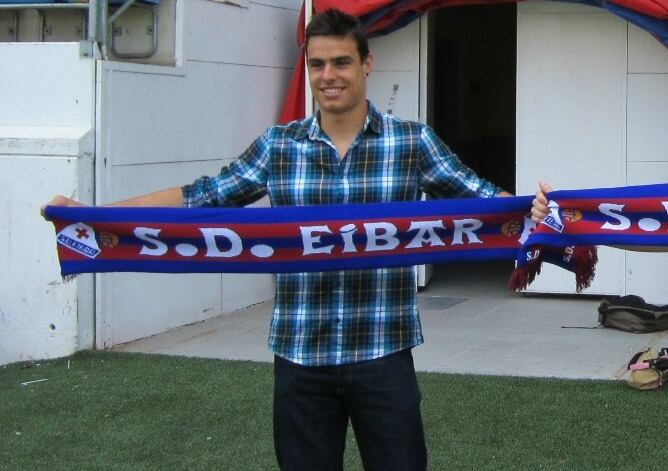 Dani García posa el día de su presentación con el Eibar.