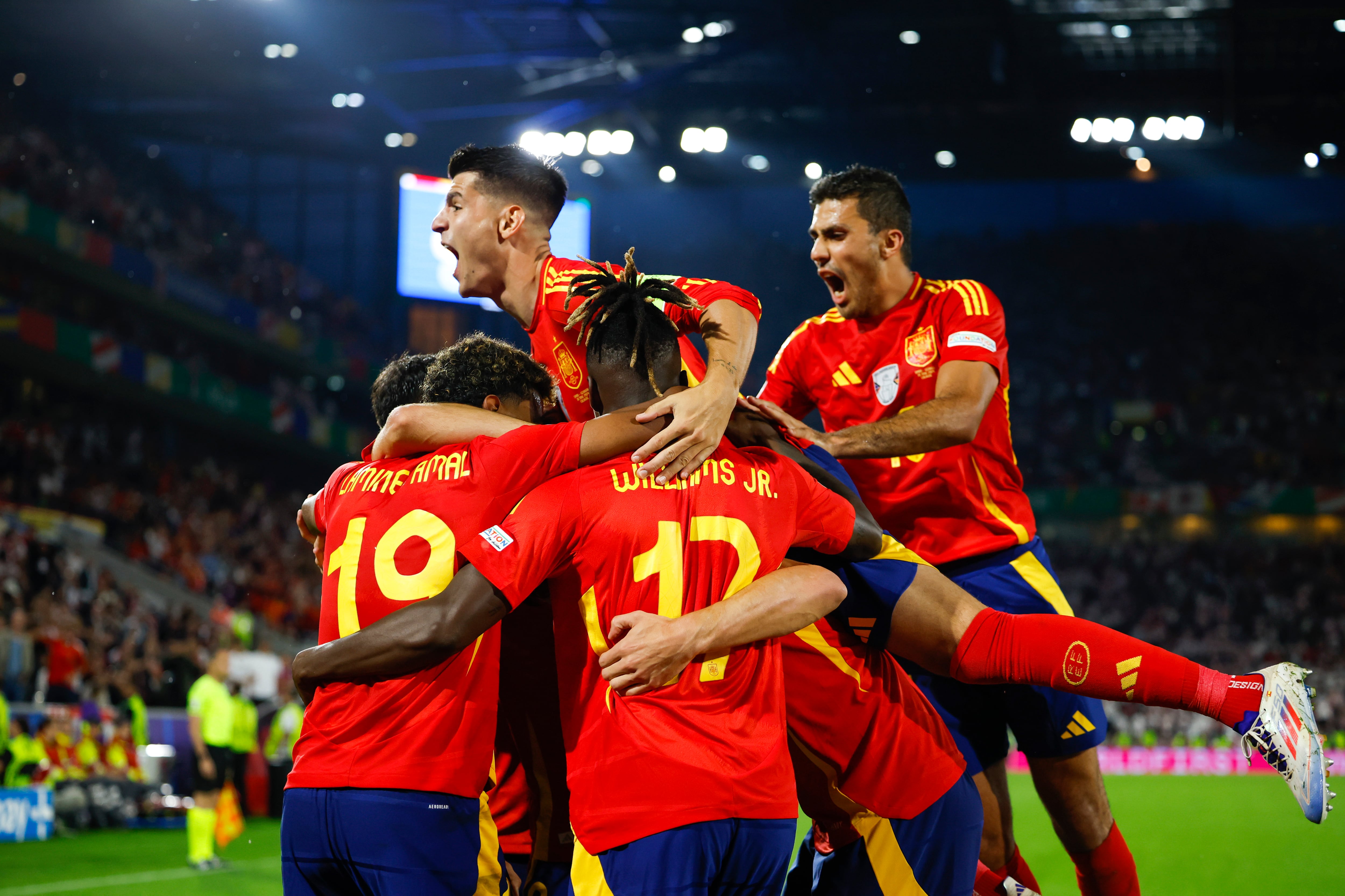 COLONIA (ALEMANIA), 30/06/2024.- Los jugadores de la selección española de fútbol celebran el segundo gol ante Georgia, durante el partido de octavos de final de la Eurocopa que las selecciones de España y Georgia disputan este domingo en Colonia. EFE/Alberto Estévez