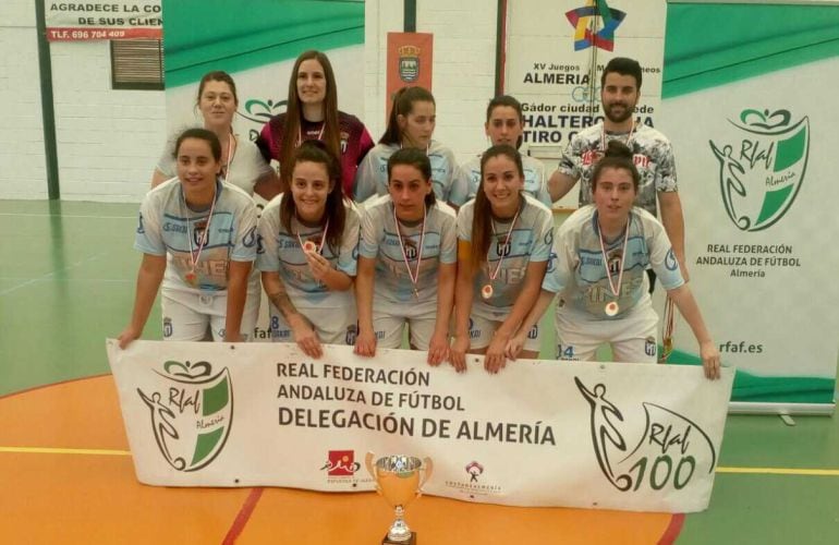 Las jugadoras del Fines con la Copa Federación.