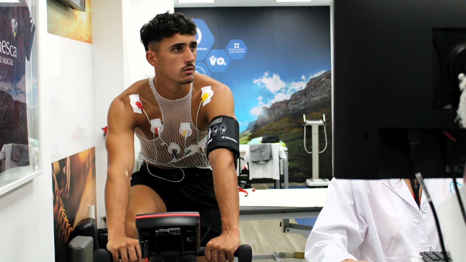 Los jugadores de la SD Huesca pasan el reconocimiento médico