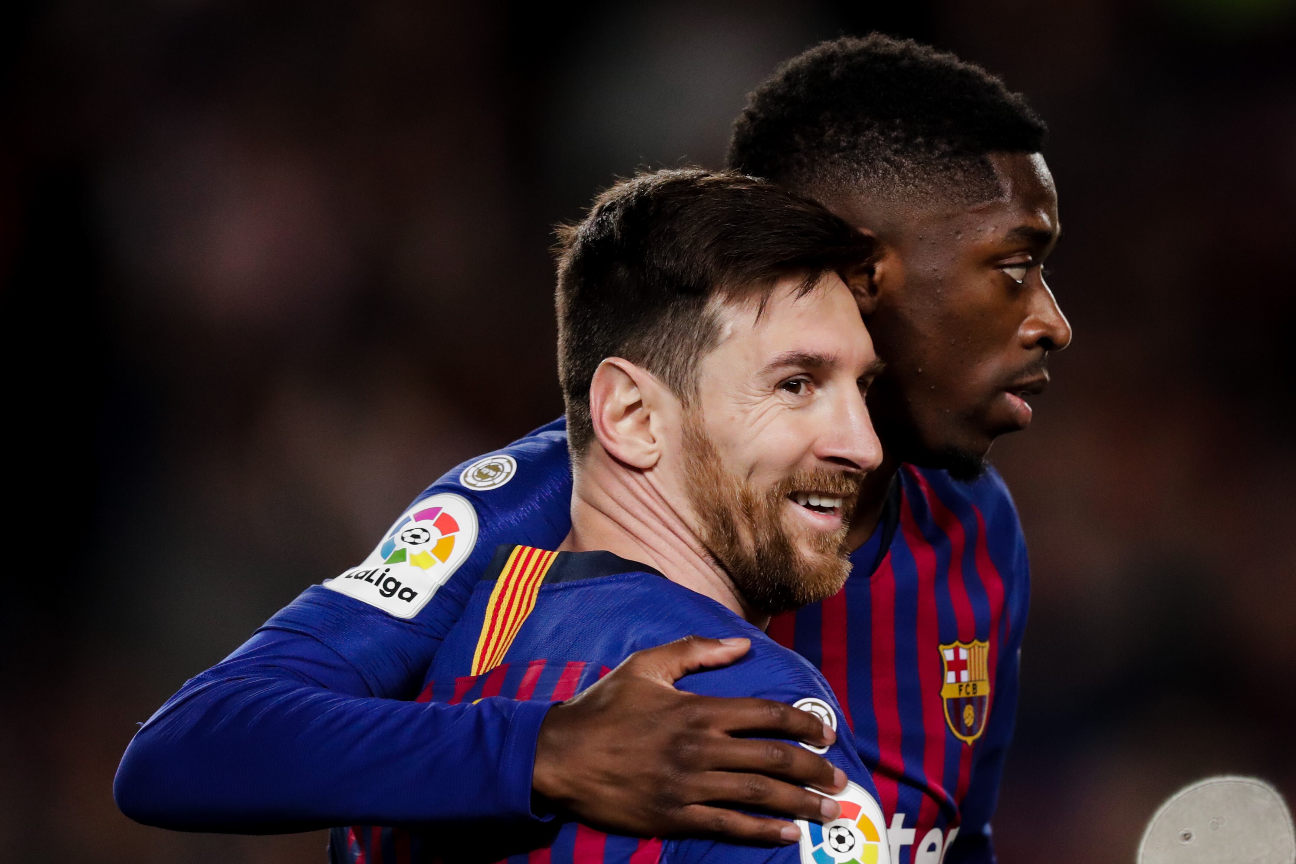 Ousmane Dembélé y Leo Messi se abrazan durante un gol con el FC Barcelona