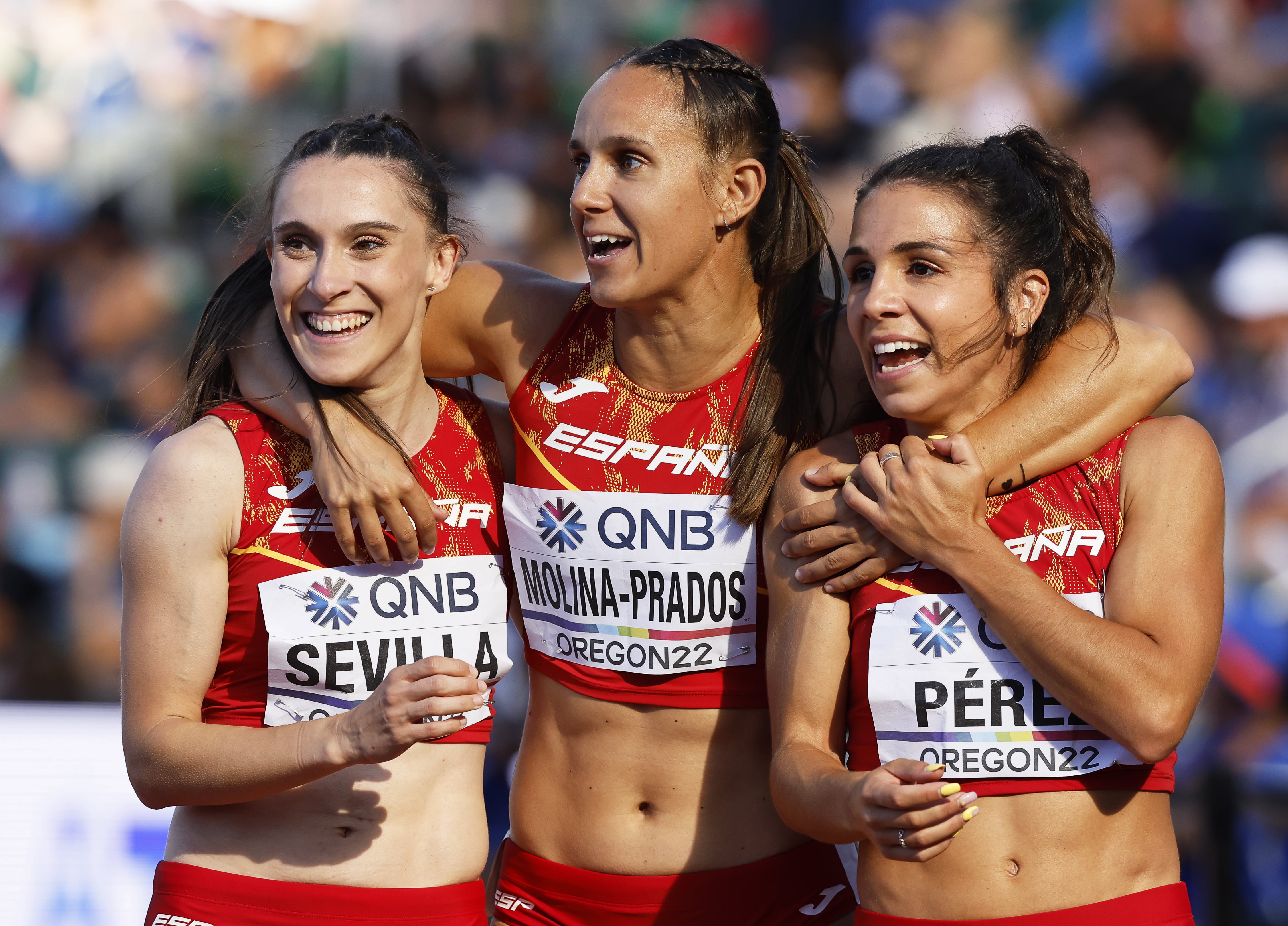 Eugene (United States), 22/07/2022.- Spain&#039;s (L-R) Paula Sevilla, Sonia Molina-Prados, and Maria Isabel Perez celebrate after setting a new national record during the women&#039;s 4x100m Relay heats at the World Athletics Championships Oregon22 at Hayward Field in Eugene, Oregon, USA, 22 July 2022. (Mundial de Atletismo, 100 metros, Relevos 4x100, España, Estados Unidos) EFE/EPA/John G. Mabanglo
