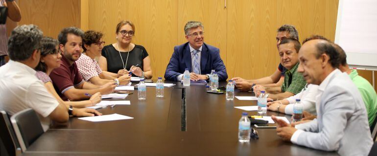 Imagen de la reunión mantenida entre el sindicato SIMECAL y la Junta