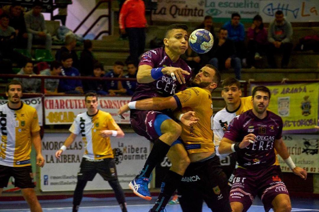 Matheus de Novais durante una acción de ataque frente a Novás en el Príncipe de Asturias esta temporada.