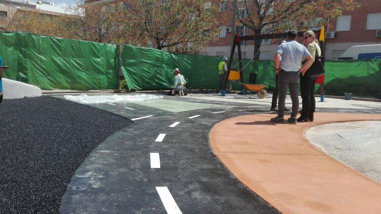 Visita de la alcaldesa a las obras del parque infantil.