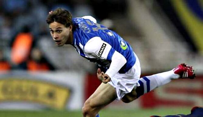 Sergio Canales pelea por un balón en el último parte de la Real contra el Rayo.