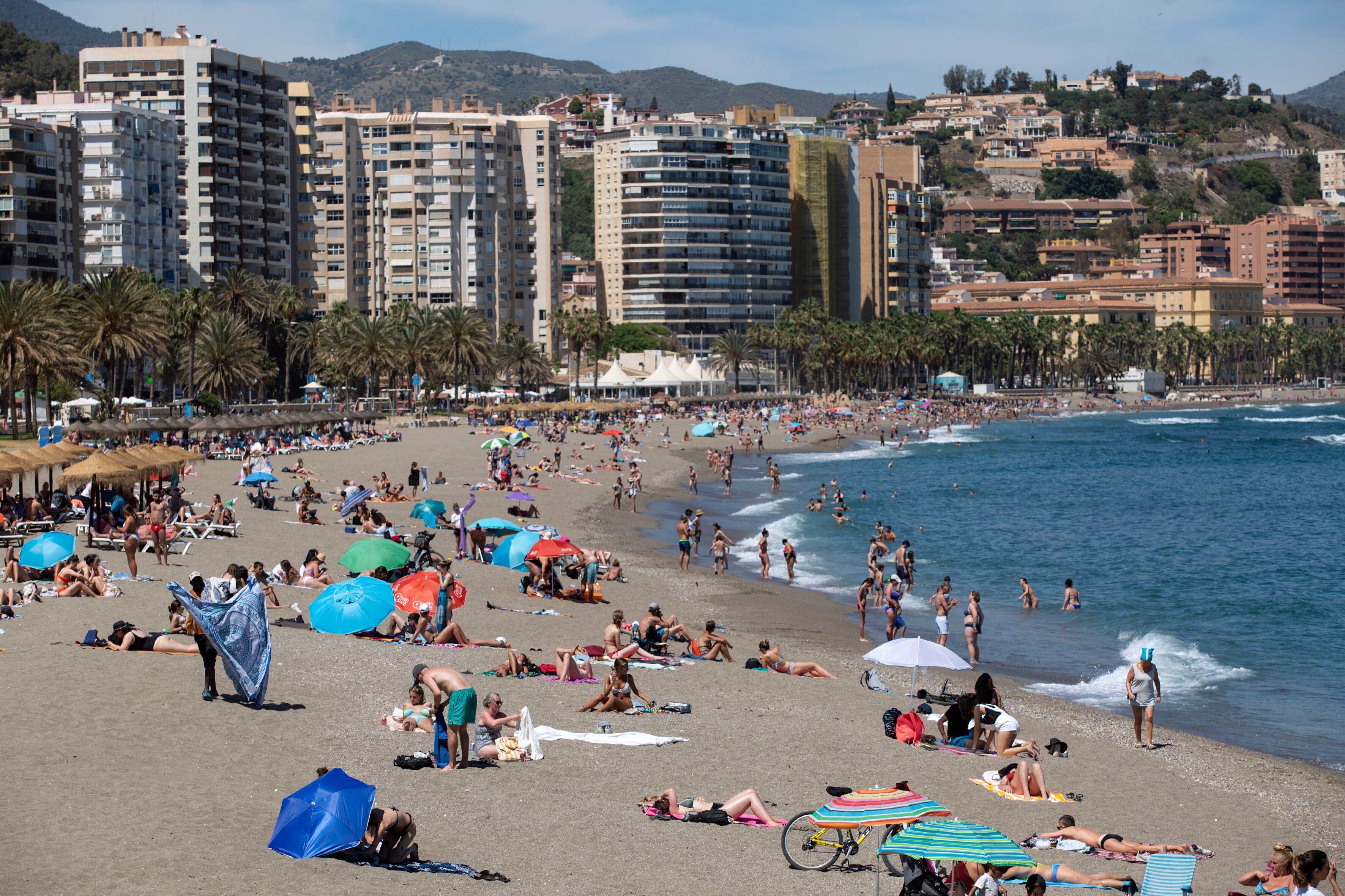 GRAFAND9516. MÁLAGA, 24/05/2022.-Numerosas personas disfrutan de un día de playa en La Malagueta de la capital malagueña, hoy cuando la Aemet (Agencia Estatal de Meteorología) ha previsto temperaturas máximas sin cambios en el extremo oriental y en descenso en las demás zonas de Andalucía. EFE/Daniel Pérez
