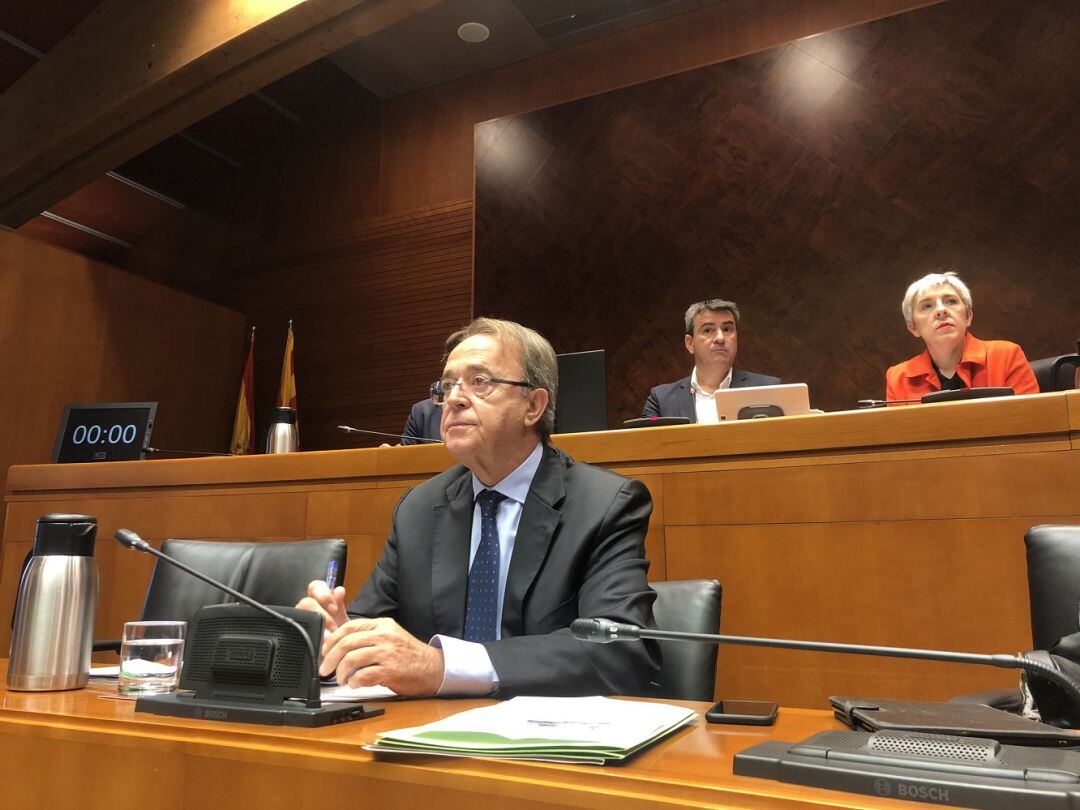 El consejero de Hacienda, Carlos Pérez Anadón, durante su comparecencia en las Cortes de Aragón