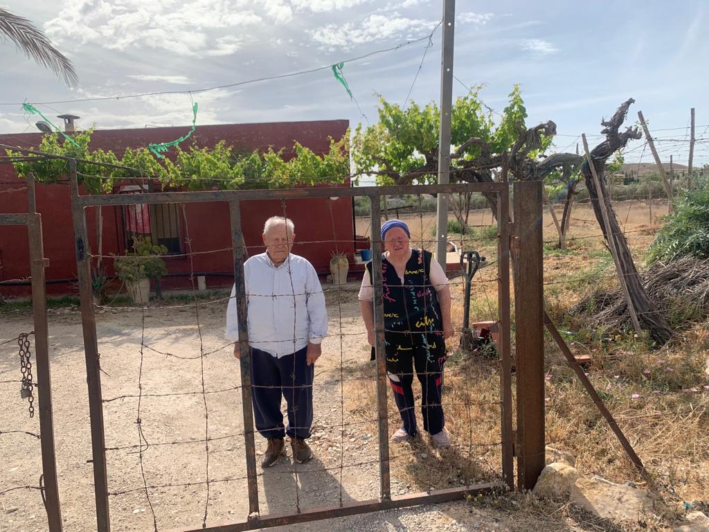 Ramón y Teresa a las puertas de su vivienda en Aspe