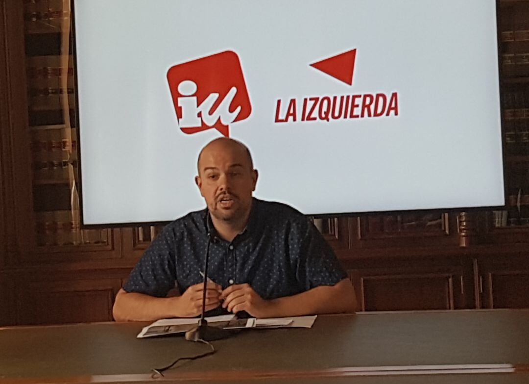 Ángel Galindo, portavoz de IU en el Ayuntamiento de Segovia, explicando los motivos de la negativa de su formación a votar la aprobación del PEAHIS