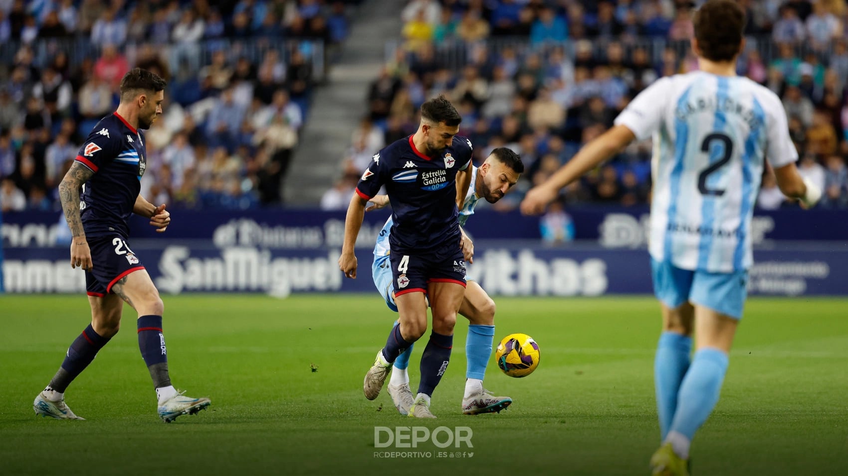 Pablo Martínez pelea un balón | Foto: RCDeportivo