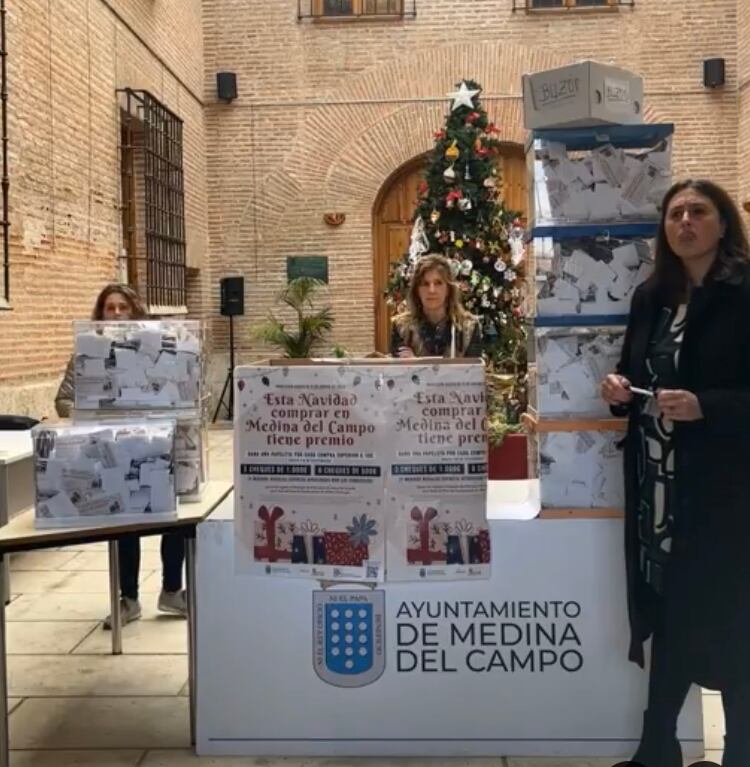 Sorteo de los cheques y regalos de la campaña comercial de Navidad en Medina del Campo