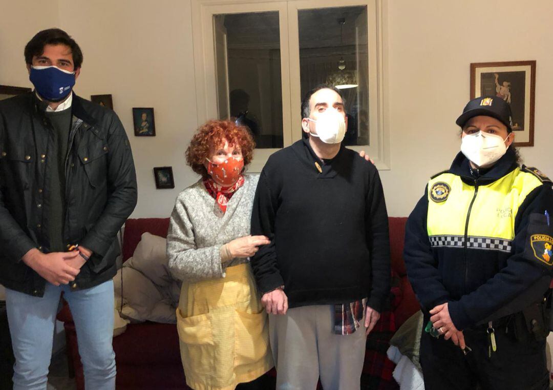 Aurelio Morant junto a su madre, el alcalde y una policía local