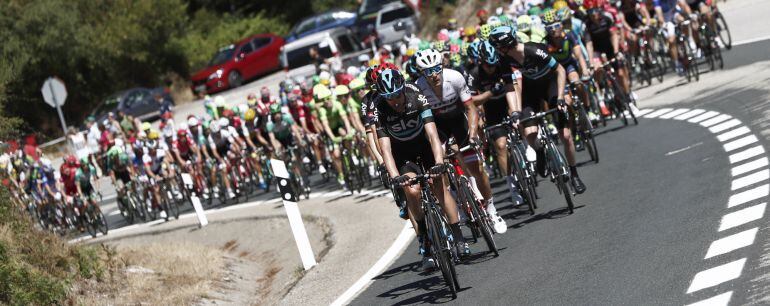 El pelotón durante la segunda etapa de la Vuelta Ciclista a España 2016 con salida en Ourense.