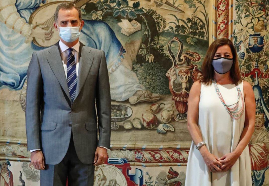 El Rey Felipe VI posa en una fotografía durante la Audiencia a la Presidenta del Govern de les Illes Baleares, Francina Armengol, dentro del marco de los encuentros con los representantes de las instituciones baleares durante la estancia de la Familia Real en Palma, en el Palacio Real de La Almudaina, Palma de Mallorca, Islas Baleares, 