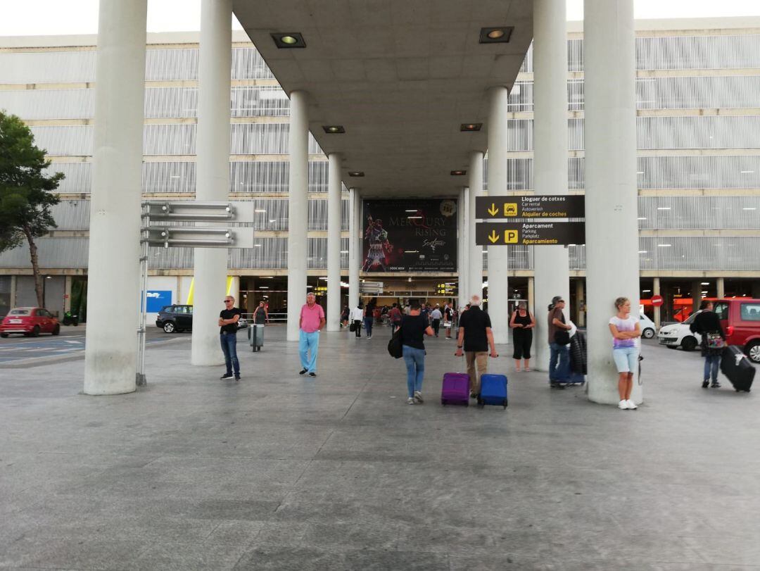 Turistas en la terminal de llegadas en el Aeropuerto de Palma.