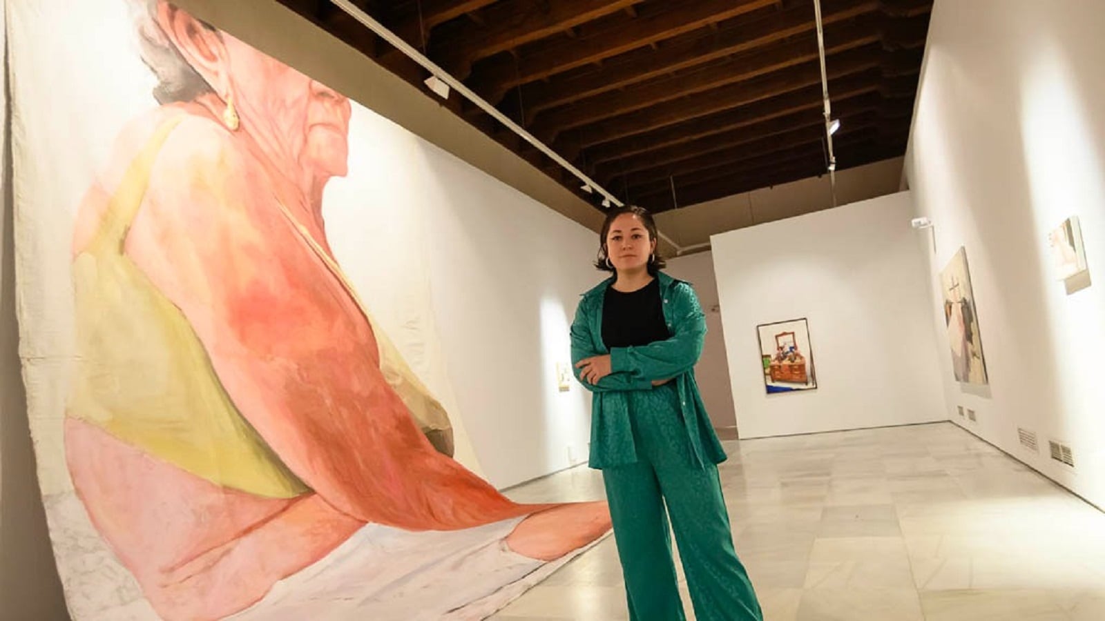 La artista Virginia Bersabé posa junto a una de sus obras